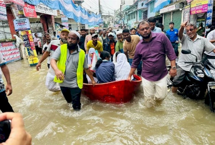 পরীক্ষা দিতে নৌকা-ভ্যানে যাত্রা: জলাবদ্ধ কুমিল্লার রাস্তায় শিক্ষার্থী ও অভিভাবকদের