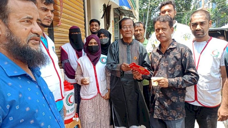 সিরাজগঞ্জে  রেড ক্রিসেন্টের উদ্যোগে সুপেয় পানি, ছাতা ও হাতপাখা বিতরণ