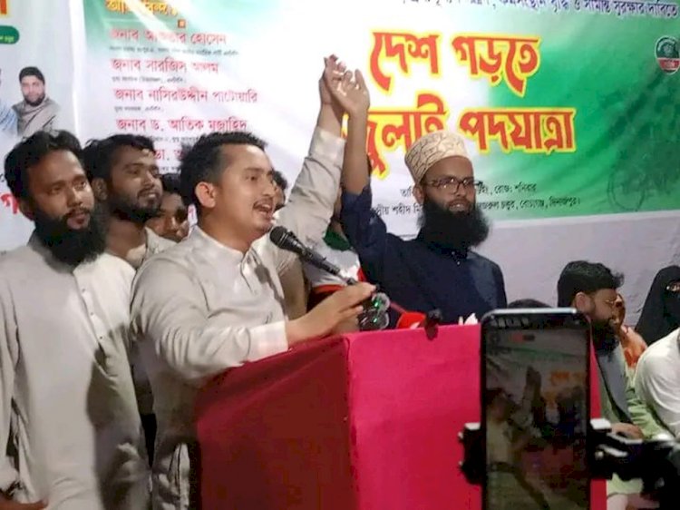 বোচাগঞ্জে এনসিপির সমাবেশে উপজেলা চেয়ারম্যান পদপ্রার্থী হিসেবে তাফসির হাসানকে পরিচয় করিয়ে দিলেন সারজিস আলম