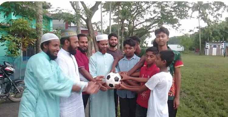 কেশবপুরে জামায়াতের উদ্যোগে বুড়িহাটী  যুবকদের মাঝে ফুটবল বিতরণ