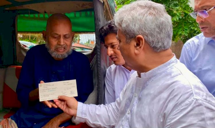 এমপি মিলনের হাতে চিকিৎসাসেবার চেক পেলেন ১৯ জন