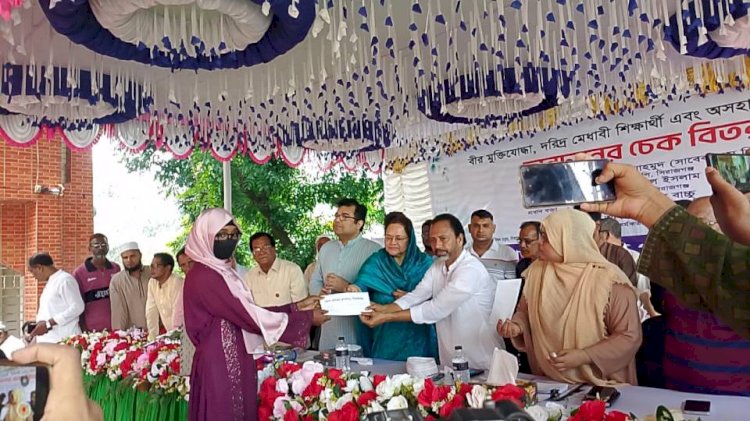 সিরাজগঞ্জে দরিদ্র মেধাবী শিক্ষার্থী, অসহায় রোগীদের অনুদান চেক ও বীর মুক্তিযোদ্ধাদের মাঝে উপহার বিতরণ
