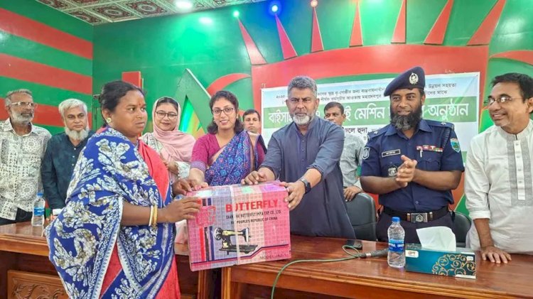 নওগাঁর মহাদেবপুরে ক্ষুদ্র ও নৃগোষ্ঠীর আদিবাসী মাঝে বাইসাইকেল ও সেলাই মেশিন বিতরণ