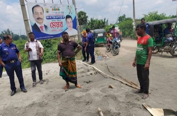 লাকসামে রাতের আঁধারে সড়ক বিভাগের কোটি টাকার জমি ভরাট করে দখলের পাঁয়তারা, জলাবদ্ধতার আশঙ্কা