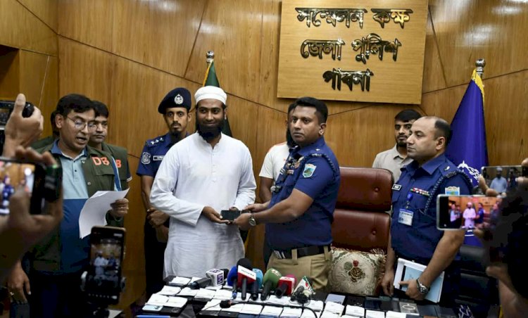 পাবনায় উদ্ধারকৃত ৫৪টি মোবাইল ফোন ফেরত পেলেন প্রকৃত মালিকেরা