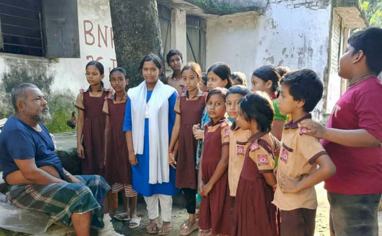 নওগাঁর সদর ইউনিয়নের বলিহার রাজবাড়ী এলাকায় বৃদ্ধ মায়ের সেবায় সেরা-বাদশা মিয়া