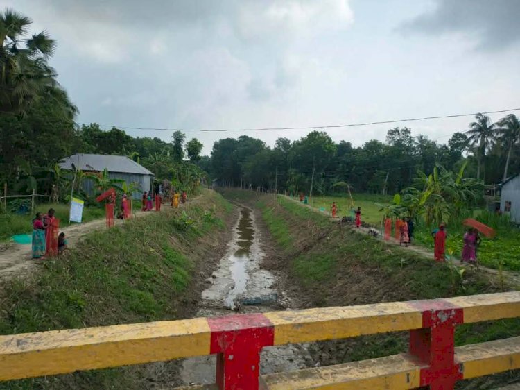 দু’টি খাল খননের উদ্বৃত্ত ১৭ লাখ টাকা কোষাগারে জমা দিলেন ইউএনও