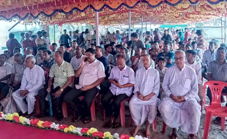 নওগাঁর মহাদেবপুর উপজেলা ১০ নং ভীমপুর মড়াপকরা ২০০ বছরের শ্মশান নিয়ে দুই পক্ষের বিরোধ, সৎকারে বাধা দেওয়ায় বিক্ষোভ