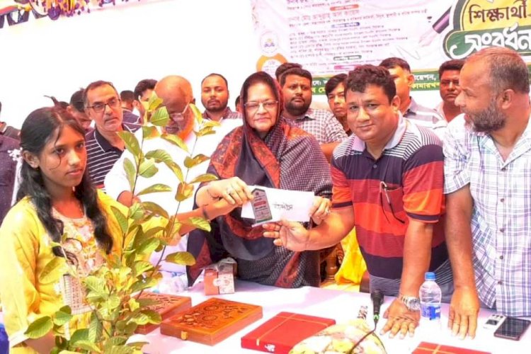 সিরাজগঞ্জে শিক্ষার্থীদের মাঝে গাছের চারা ও বৃত্তি বিতরণ