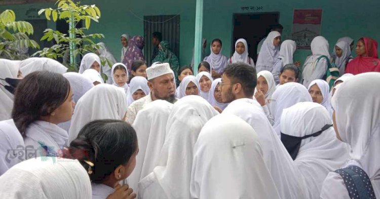পীরগাছায় নোবেল স্কুলের প্রধান শিক্ষককে অপসারণের চেষ্টার প্রতিবাদে শিক্ষার্থীদের বিক্ষোভ