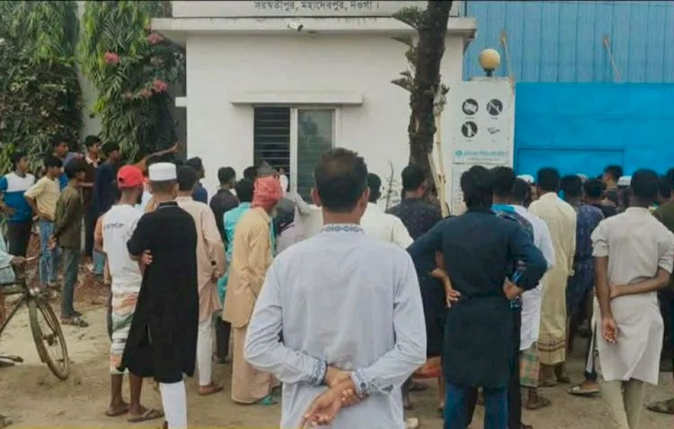 নওগাঁ মহাদেবপুরে সরস্বতীপুর এসিআই রাইস মিলের বেপরোয়া ট্রাক পার্কিং কর্মকাণ্ডের কারনে ঝুঁকিতে সাধারণ মানুষ