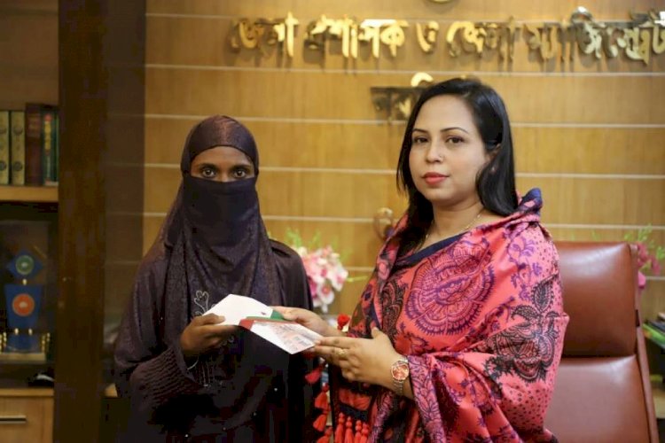নরসিংদীতে অসহায় মালা আক্তারের পাশে জেলা প্রশাসন