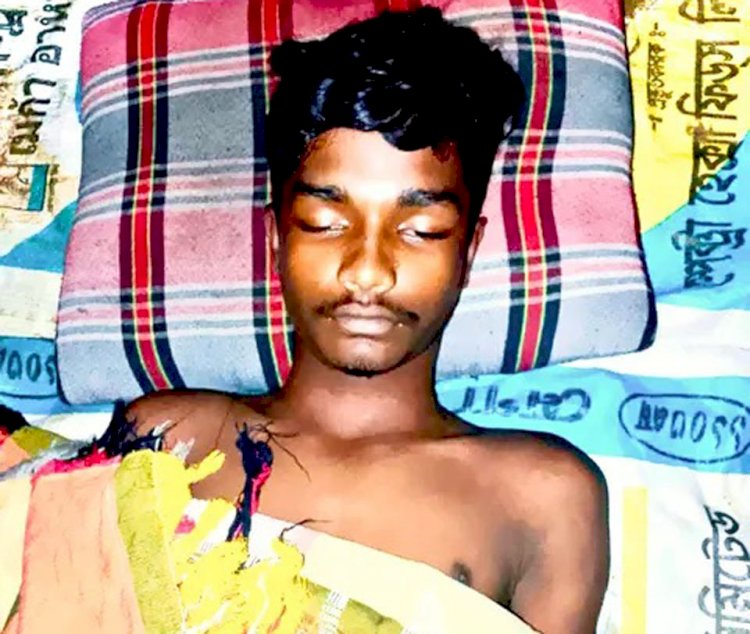 নওগাঁর মহাদেবপুরে ফুটবল খেলার সময় বজ্রপাতে অনিক পাহান নামে  এক কিশোরের মৃত্যু