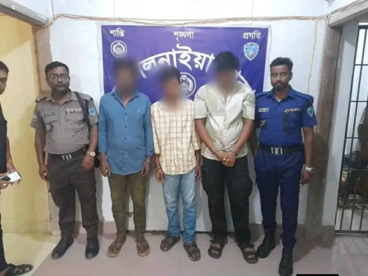 ফেনীতে সীমান্ত পেরিয়ে চট্টগ্রামে পাচারের সময় ৩৫ লাখ টাকার ভারতীয় শাড়িসহ আটক ৩