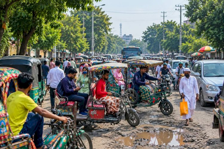 লাগামহীন ব্যাটারি রিকশার দখলে কুমিল্লা: স্থবির ট্রাফিকব্যবস্থায় নাভিশ্বাস নগরবাসীর