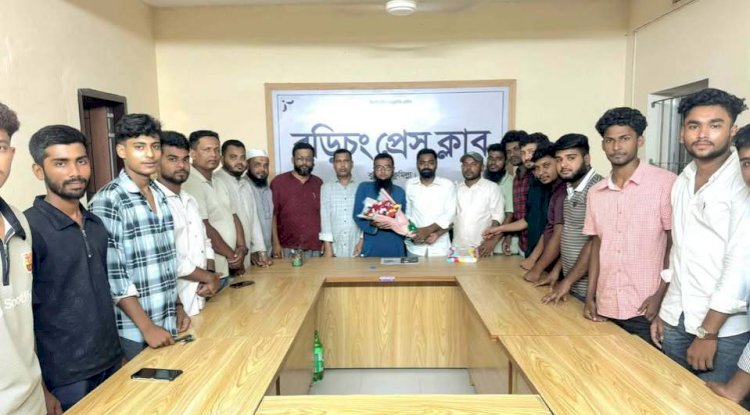 বুড়িচং প্রেসক্লাবের নবনির্বাচিত কমিটিকে ছাত্রদলের ফুলেল শুভেচ্ছা