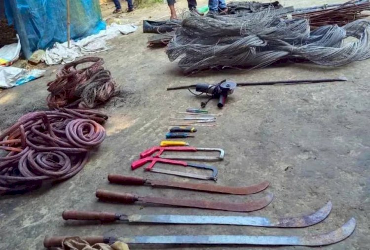 নড়াইলের লোহাগড়া রেললাইন ও পল্লী বিদ্যুতের চোরাইকৃত তামার তার উদ্ধার, গ্রেপ্তার  ২