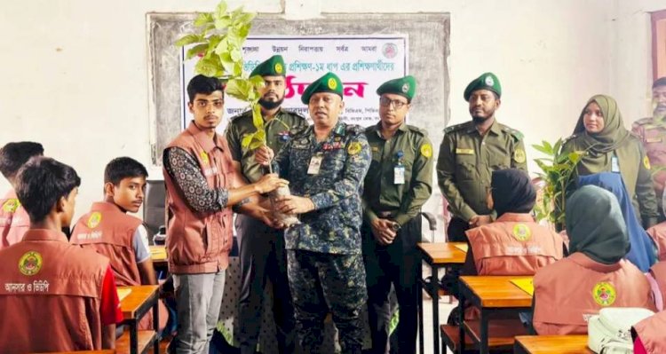 নীলফামারী জেলায় কলেজ ভিত্তিক ভিডিপি প্রশিক্ষণার্থীদের মধ্যে ৪০০ গাছের চারা বিতরণ