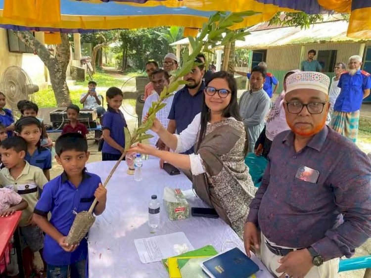 নরসিংদীর শিবপুরে ছায়াবিথী বিদ্যা নিকেতনে  ক্রীড়া সামগ্ৰী ও ফলজ চারা বিতরন করলেন ইউএনও