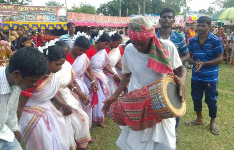 নওগাঁ মহাদেবপুর নাটশাল ফুটবল মাঠে সমতলের আদিবাসীদের ৩১তম কারাম উৎসব অনুষ্ঠিত