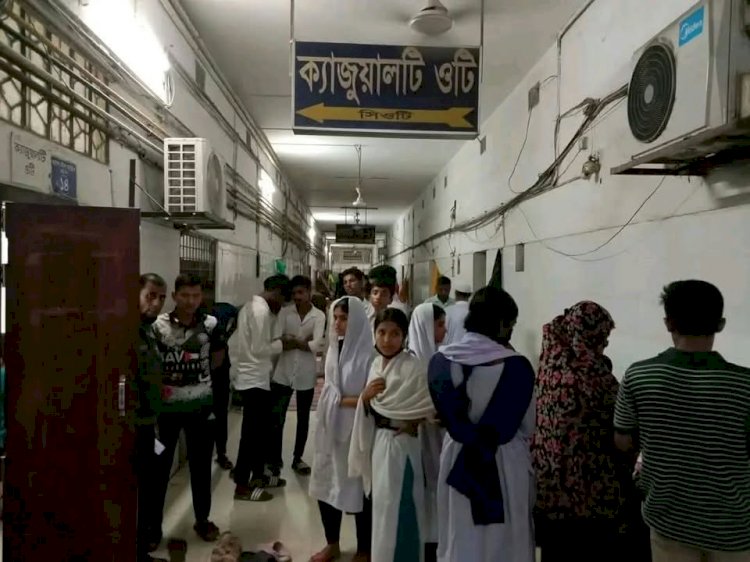 ঈশ্বরগঞ্জে শিক্ষকের মুক্তির দাবিতে স্মারকলিপি দিতে গিয়ে শিক্ষার্থীদের ওপর হামলা, আহত অনেকে!