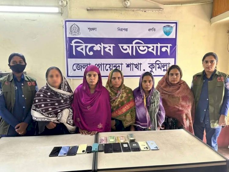 পূজার বাজারের চিরচেনা ভিড়ে ওঁৎ পেতে থাকা চক্র; কুমিল্লার কোম্পানীগঞ্জে ডিবির জালে ১৩ মোবাইলসহ ৫ নারী চোর