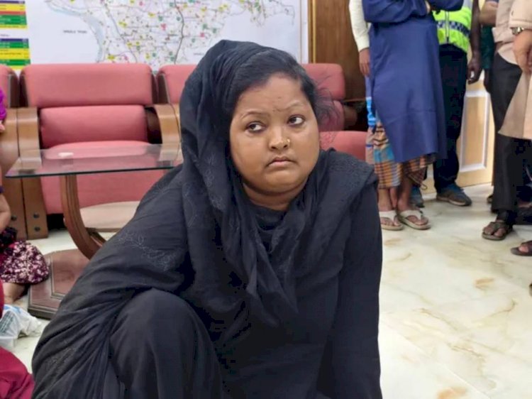 ময়মনসিংহ ঈশ্বর গঞ্জে ফ্যামিলি কার্ড করে  দেয়ার নামে প্রতারণা, অভিযুক্ত ঐ নারী পুলিশের হাতে আটক