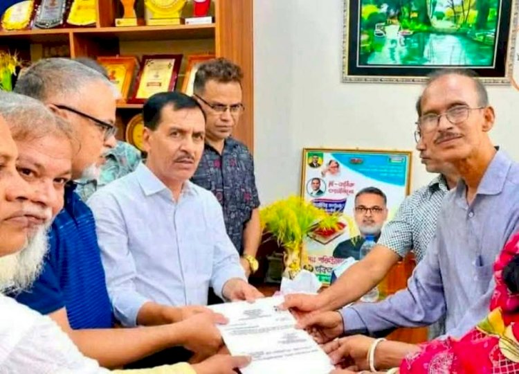 নওগাঁ সদর উপজেলায় মন্দির মসজিদ বিভিন্ন ধর্মীয় প্রতিষ্ঠানে আর্থিক সহযোগিতার চেক বিতরণ করেন এমপি ধলু