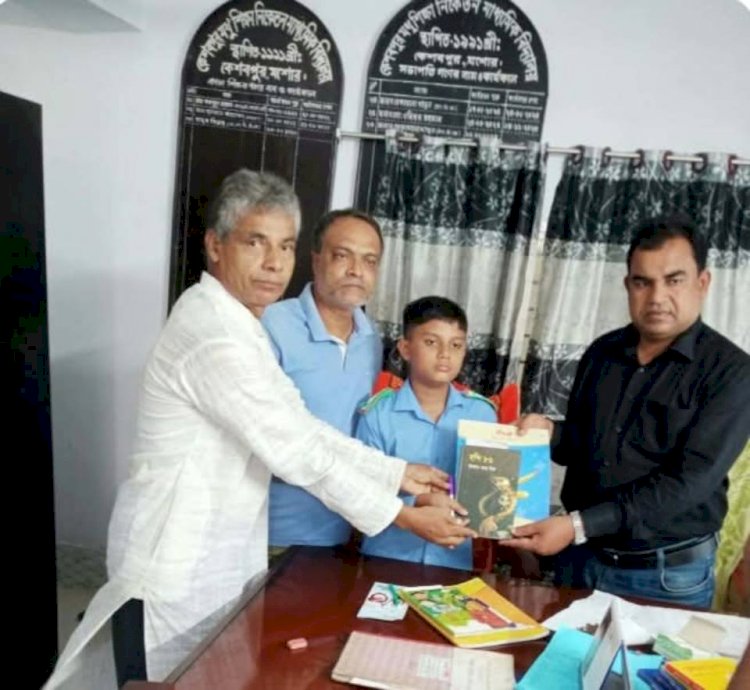 কেশবপুরে সাপ্তাহিক দেশজনতার কথা'র  উদ্যোগে শিক্ষার্থীদের মাঝে উপকরন বিতরণ