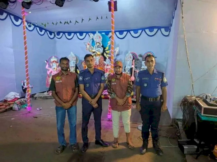 ময়মনসিংহ ঈশ্বরগঞ্জে পূজামণ্ডপ পরিদর্শনে ওসি সাজ্জাদ রোমন, নিরাপত্তায় সতর্ক পুলিশ-আনসার