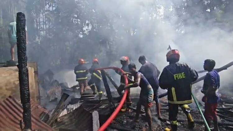 টেকনাফে  আগুনে পুড়ে এক বাড়ি বর্ষিভূত :ক্ষতি প্রায়৩০ লাখ টাকা
