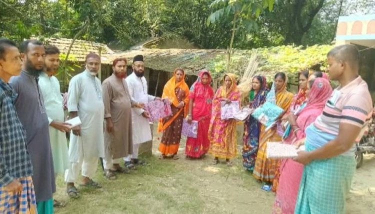 কেশবপুরের হাসানপুর ইউনিয়নে হিন্দু  সম্প্রদায়ের মাঝে শাড়ি বিতরণ