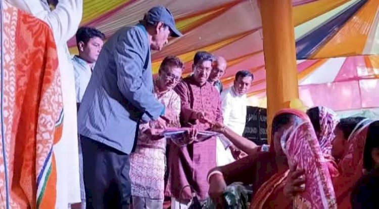 কেশবপুর মাগুরাডাঙ্গা ত্রিপল্লী পূজা উদযাপন  কমিটি আয়োজনে বস্ত্র বিতরণ