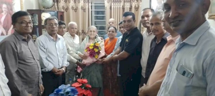 কাঝর দিঘীর পাড় গ্রামের দানশীল ব্যক্তিত্ব ভূমি দাতা  প্রয়াত সুনীল কান্তি বড়ুয়া'র সহধর্মিনী রূপালী রাণী বড়ুয়া'র সাথে জেতবন বিহার পরিচালনা কমিটির প্রতিনিধির সাক্ষাৎ