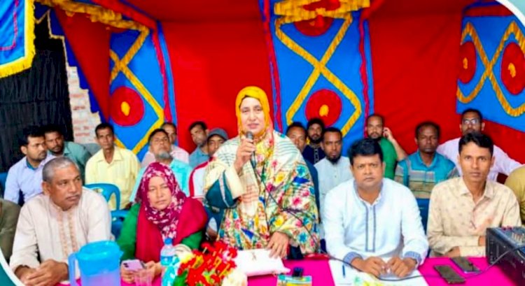 নওগাঁর মান্দা প্রসাদপুরের বিভিন্ন পূজা মণ্ডপ পরিদর্শন করলেন এমপির সহধর্মিণী লায়লা বারী টিপু