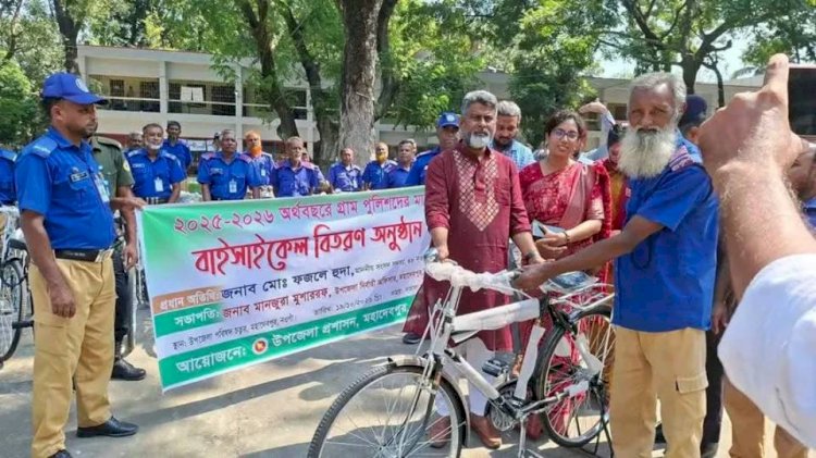 নওগাঁর মহাদেবপুরে ১০ টি ইউনিয়নের গ্রাম পুলিশের মাঝে বাইসাইকেল বিতরণ করলেন ফজলে হুদা বাবুল এমপি